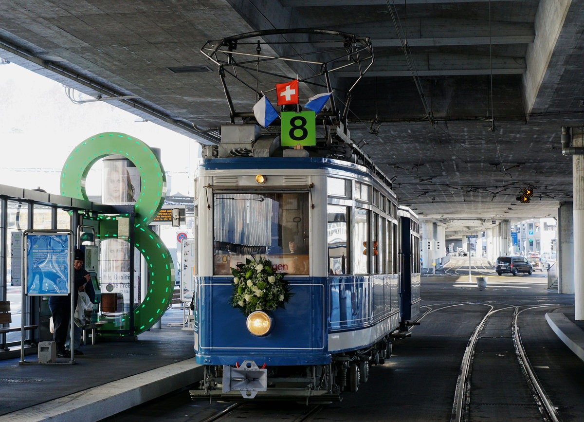 Am 9. Dezember 2017 konnten die Verkehrsbetriebe Zürich sowie die Basler Verkehrsbetriebe anlässlich von grossen Tramfesten Streckenausbauten einweihen, die ab dem kommenden Fahrplanwechsel vom 10. Dezember 2017 planmässig befahren werden.
VBZ Züri Linie TRAMVERBINDUNG HARDBRUECKE
Die neue Linie 8 schafft Anschluss quer durch Zürich
Ihre Vorteile:
1. Anwohner und Beschäftigte in den Kreisen 4 und 5 erhalten direkten Anschluss an die S-Bahnen am Bahnhof Hardbrücke.
2. Die Arbeitsplätze in Zürich-West werden noch besser erschlossen.
3. Zugpendler erhalten beim Bahnhof Hardbrücke einen bequemen Anschluss ans Zürcher Tramnetz.
4. Vom Paradeplatz und Stauffacher führt eine direkte Linie via Hardbrücke ins Hardturm-Quartier.
5. Die Tramlinie verbindet die Kultur-und Unterhaltungsangebote der beiden lebhaften Quartiere 4 und 5.
Impressionen vom 9. Dezember 2017.
Foto: Walter Ruetsch