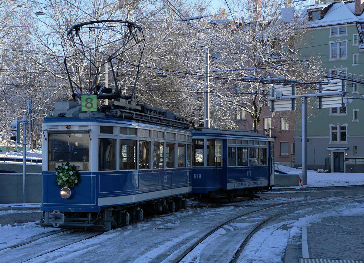 Am 9. Dezember 2017 konnten die Verkehrsbetriebe Zürich sowie die Basler Verkehrsbetriebe anlässlich von grossen Tramfesten Streckenausbauten einweihen, die ab dem kommenden Fahrplanwechsel vom 10. Dezember 2017 planmässig befahren werden.
VBZ Züri Linie TRAMVERBINDUNG HARDBRUECKE
Die neue Linie 8 schafft Anschluss quer durch Zürich
Ihre Vorteile:
1. Anwohner und Beschäftigte in den Kreisen 4 und 5 erhalten direkten Anschluss an die S-Bahnen am Bahnhof Hardbrücke.
2. Die Arbeitsplätze in Zürich-West werden noch besser erschlossen.
3. Zugpendler erhalten beim Bahnhof Hardbrücke einen bequemen Anschluss ans Zürcher Tramnetz.
4. Vom Paradeplatz und Stauffacher führt eine direkte Linie via Hardbrücke ins Hardturm-Quartier.
5. Die Tramlinie verbindet die Kultur-und Unterhaltungsangebote der beiden lebhaften Quartiere 4 und 5.
Impressionen vom 9. Dezember 2017.
Foto: Walter Ruetsch