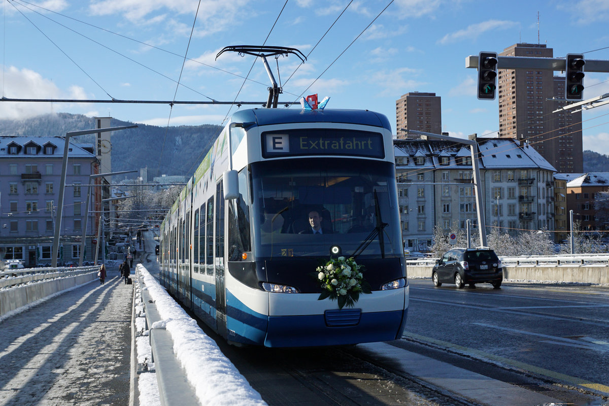 Am 9. Dezember 2017 konnten die Verkehrsbetriebe Zürich sowie die Basler Verkehrsbetriebe anlässlich von grossen Tramfesten Streckenausbauten einweihen, die ab dem kommenden Fahrplanwechsel vom 10. Dezember 2017 planmässig befahren werden.
VBZ Züri Linie TRAMVERBINDUNG HARDBRUECKE
Die neue Linie 8 schafft Anschluss quer durch Zürich
Ihre Vorteile:
1. Anwohner und Beschäftigte in den Kreisen 4 und 5 erhalten direkten Anschluss an die S-Bahnen am Bahnhof Hardbrücke.
2. Die Arbeitsplätze in Zürich-West werden noch besser erschlossen.
3. Zugpendler erhalten beim Bahnhof Hardbrücke einen bequemen Anschluss ans Zürcher Tramnetz.
4. Vom Paradeplatz und Stauffacher führt eine direkte Linie via Hardbrücke ins Hardturm-Quartier.
5. Die Tramlinie verbindet die Kultur-und Unterhaltungsangebote der beiden lebhaften Quartiere 4 und 5.
Impressionen vom 9. Dezember 2017.
Foto: Walter Ruetsch