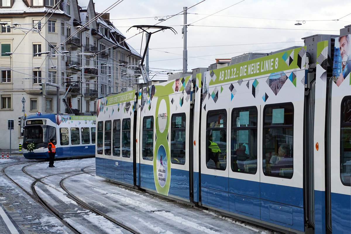 Am 9. Dezember 2017 konnten die Verkehrsbetriebe Zürich sowie die Basler Verkehrsbetriebe anlässlich von grossen Tramfesten Streckenausbauten einweihen, die ab dem kommenden Fahrplanwechsel vom 10. Dezember 2017 planmässig befahren werden.
VBZ Züri Linie TRAMVERBINDUNG HARDBRUECKE
Die neue Linie 8 schafft Anschluss quer durch Zürich
Ihre Vorteile:
1. Anwohner und Beschäftigte in den Kreisen 4 und 5 erhalten direkten Anschluss an die S-Bahnen am Bahnhof Hardbrücke.
2. Die Arbeitsplätze in Zürich-West werden noch besser erschlossen.
3. Zugpendler erhalten beim Bahnhof Hardbrücke einen bequemen Anschluss ans Zürcher Tramnetz.
4. Vom Paradeplatz und Stauffacher führt eine direkte Linie via Hardbrücke ins Hardturm-Quartier.
5. Die Tramlinie verbindet die Kultur-und Unterhaltungsangebote der beiden lebhaften Quartiere 4 und 5.
Impressionen vom 9. Dezember 2017.
Foto: Walter Ruetsch
