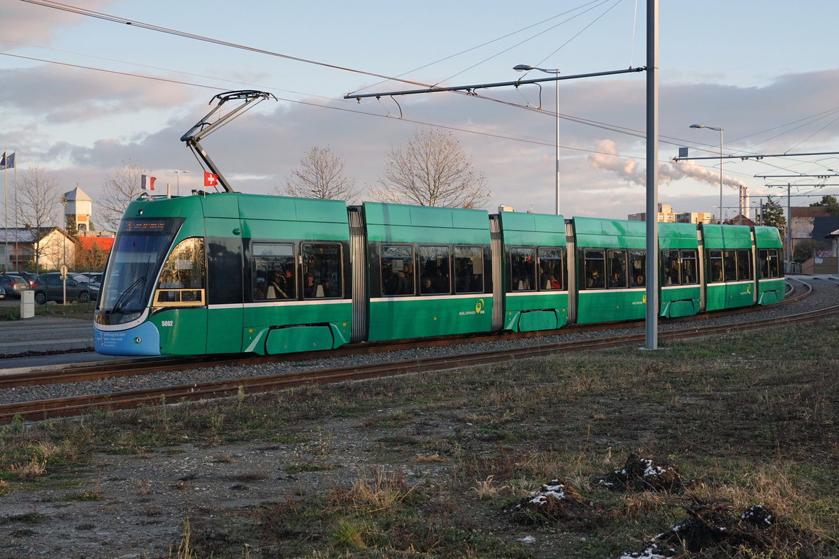Am 9. Dezember 2017 konnten die Verkehrsbetriebe Zürich sowie die Basler Verkehrsbetriebe anlässlich von grossen Tramfesten Streckenausbauten einweihen, die ab dem kommenden Fahrplanwechsel vom 10. Dezember 2017 planmässig befahren werden.
BVB Tramlinie 3
Basel - Bahnhof Saint-Louis GUT VERBUNDEN.
Die Tramlinie 3 endet heute auf der Basler Seite bei der Haltestelle Burgfelderhof.
Ab Fahrplanwechsel, 10. Dezember 2017, verkehrt die Linie 3 bis zum Bahnhof von Saint-Louis in Frankreich.
Impressionen vom 9. Dezember 2017.
Foto: Walter Ruetsch
