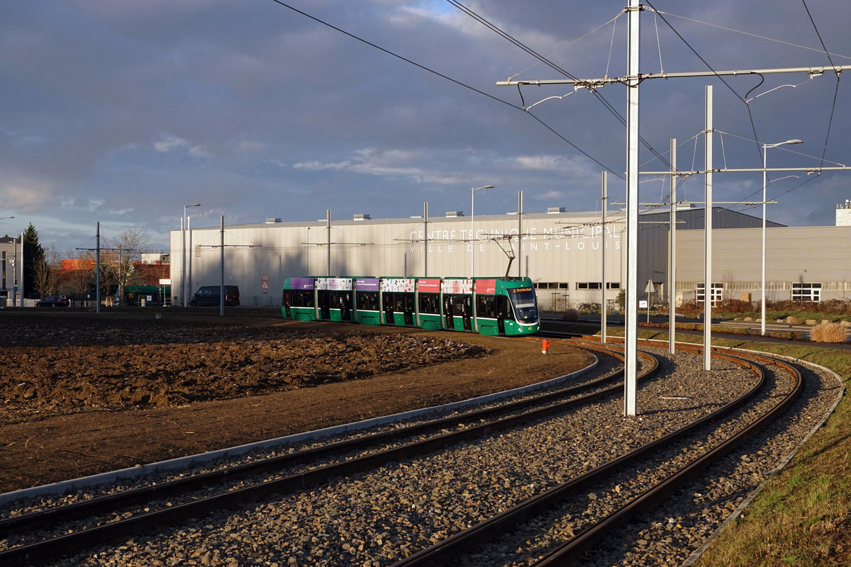 Am 9. Dezember 2017 konnten die Verkehrsbetriebe Zürich sowie die Basler Verkehrsbetriebe anlässlich von grossen Tramfesten Streckenausbauten einweihen, die ab dem kommenden Fahrplanwechsel vom 10. Dezember 2017 planmässig befahren werden.
BVB Tramlinie 3
Basel - Bahnhof Saint-Louis GUT VERBUNDEN.
Die Tramlinie 3 endet heute auf der Basler Seite bei der Haltestelle Burgfelderhof.
Ab Fahrplanwechsel, 10. Dezember 2017, verkehrt die Linie 3 bis zum Bahnhof von Saint-Louis in Frankreich.
Impressionen vom 9. Dezember 2017.
Foto: Walter Ruetsch
