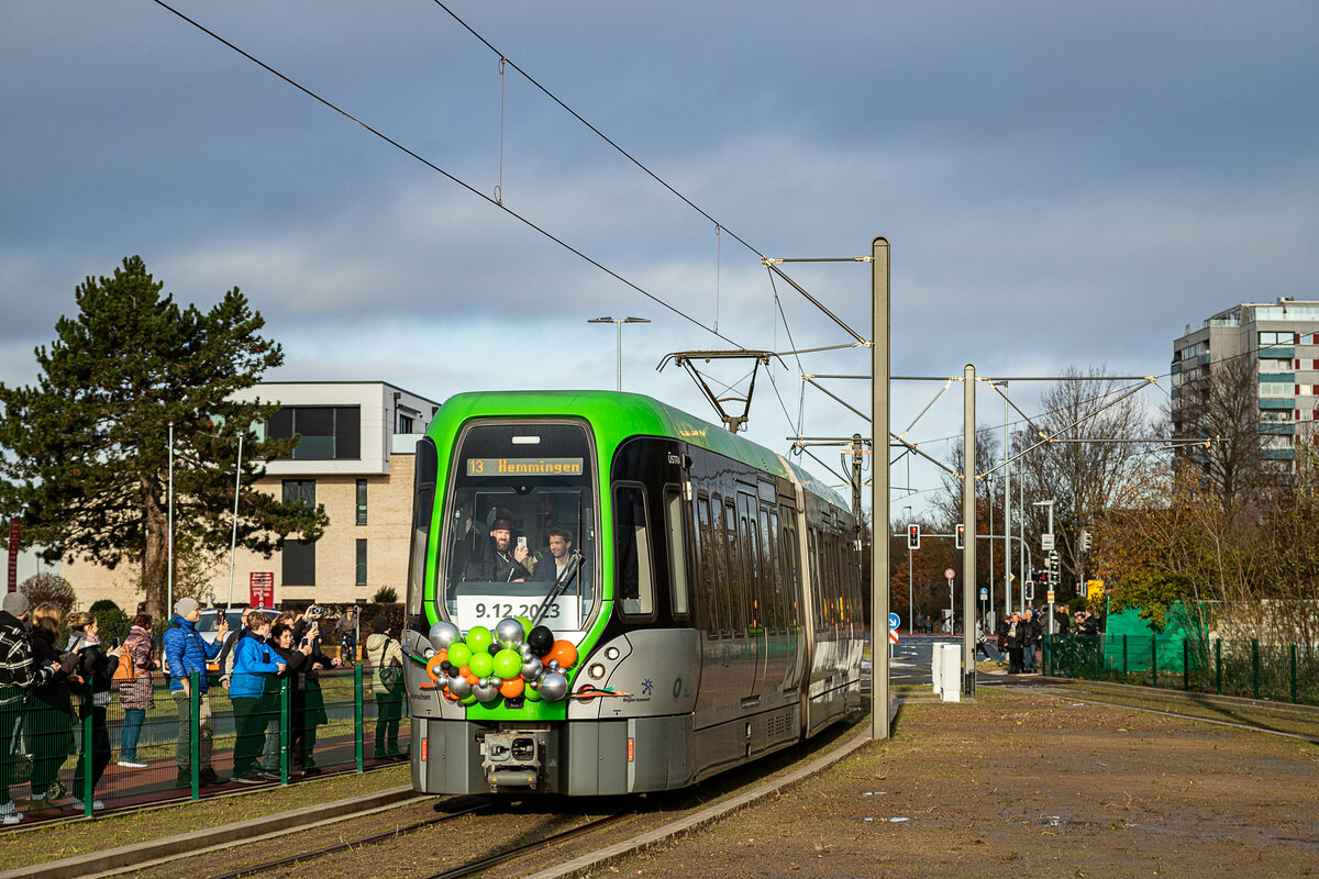 Am 9. Dezember 2023 wurde in Hannover die Stadtbahn-Verlängerung nach Hemmingen mit einem großen Fest am neuen Endpunkt feierlich in Betrieb genommen. Der Eröffnungszug wurde dabei vom Hemminger Bürgermeister gefahren, ein weiterer Zug mit geladenen Gästen folgte kurze Zeit später. Das geschmückte Fahrzeug erreicht hier pünktlich um 10:55 Uhr den neuen Endpunkt mit Bus-Umsteigeanlage.