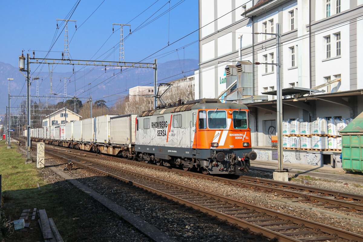 Am 9. Februar 2023 hatte die Re 420 503 von Sersa die Ehre, den Coopzug von railCare von Vufflens nach Dottikon zu ziehen. Die Lok war keine 24h an railCare vermietet, bevor sie zurück zu Sersa ging. Auf dem Bild fährt sie durch Solothurn Richtung Olten.