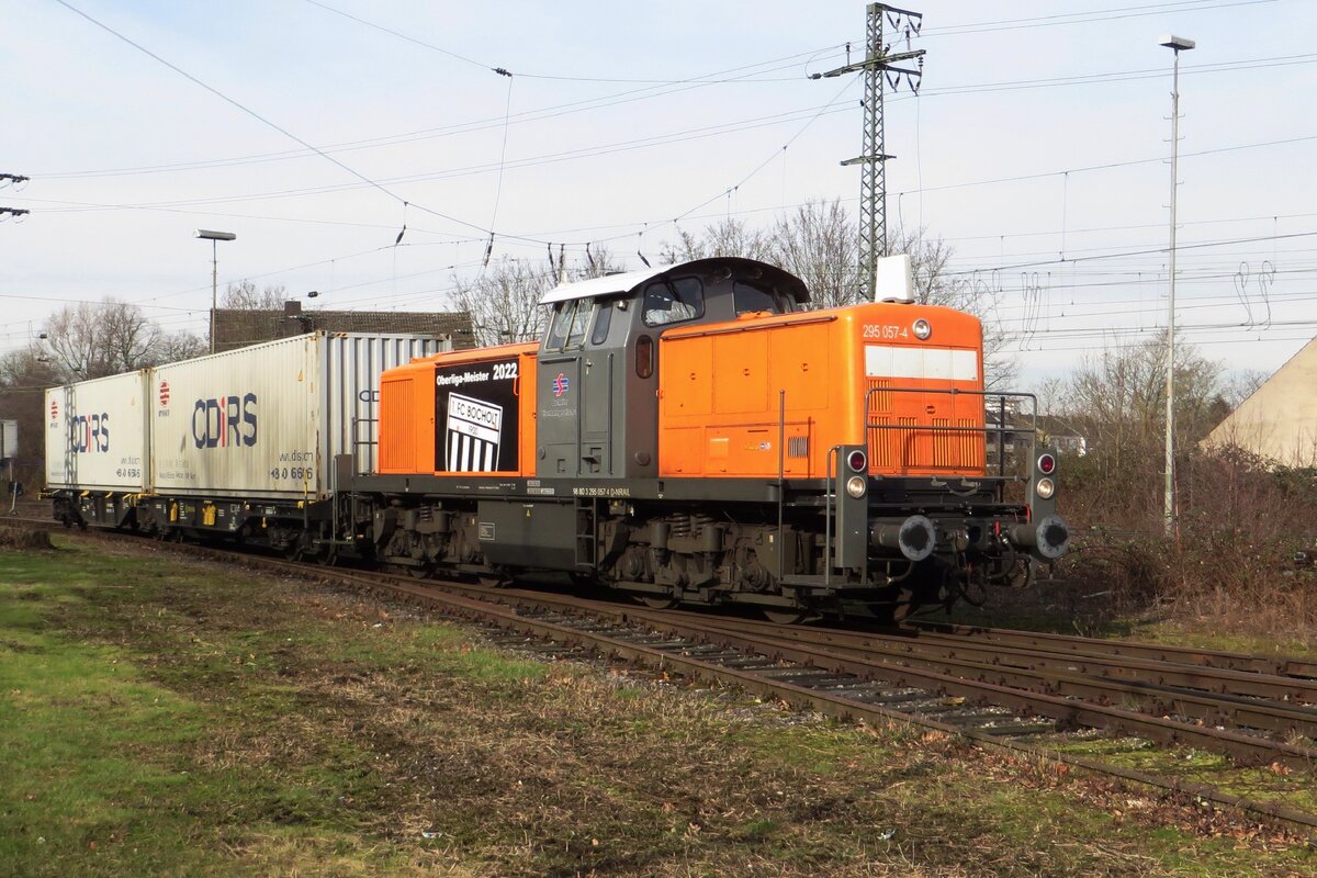 Am 9 Februari 2023 ist Bocholter Eisenbahn 295 057 an die Arbeit in Emmerich. Das Bild wurde vom offentlicher Gebiet gemacht.