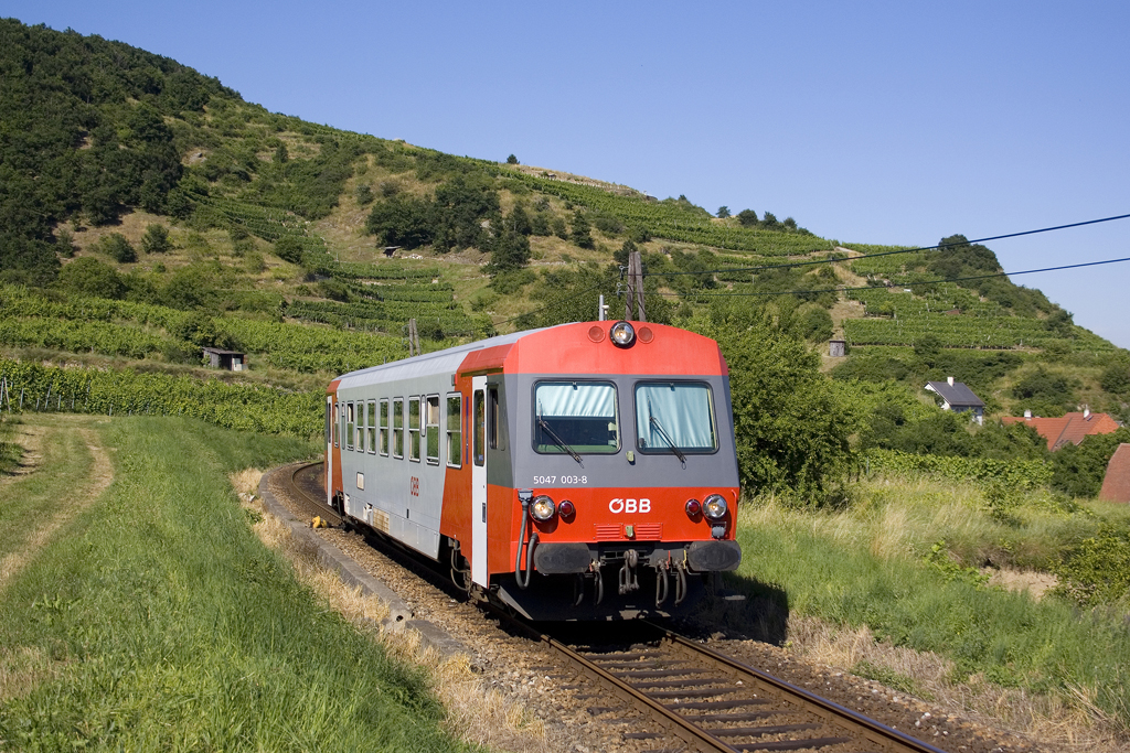 Am 9. Juli 2010 ist 5047 003 als R 6130 von Krems/ Donau nach Spitz/ Donau unterwegs und wird in Kürze die Haltestelle Unterloiben ohne Halt passieren. 