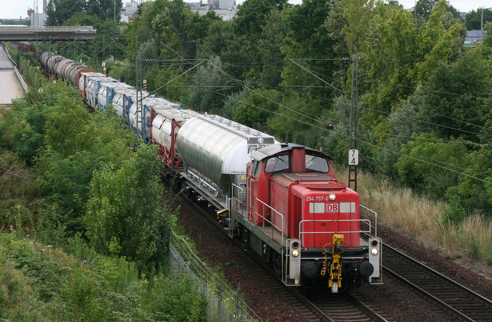 Am 9. Juli 2012 konnte ich in Mannheim 294 757 mit der Übergabe von Mannheim-Waldhof nach Mannheim Rangierbahnhof ablichten.