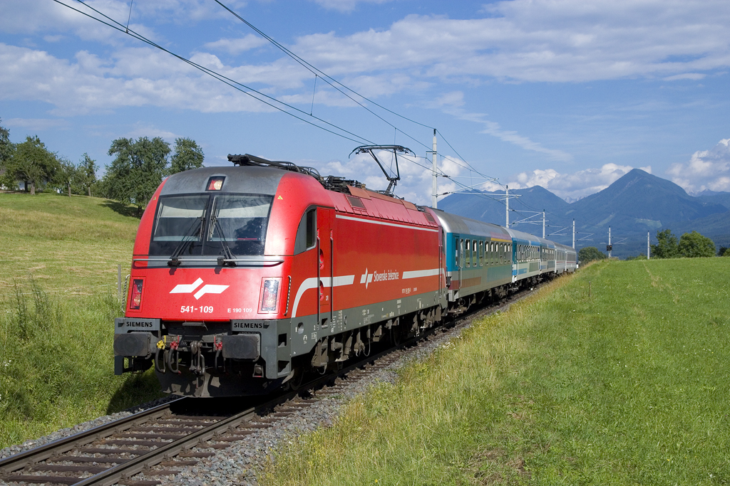 Am 9. Juli 2016 ist 541-109 mit D 210 (Vinkovci - Villach Hbf) bei Rosenbach unterwegs.