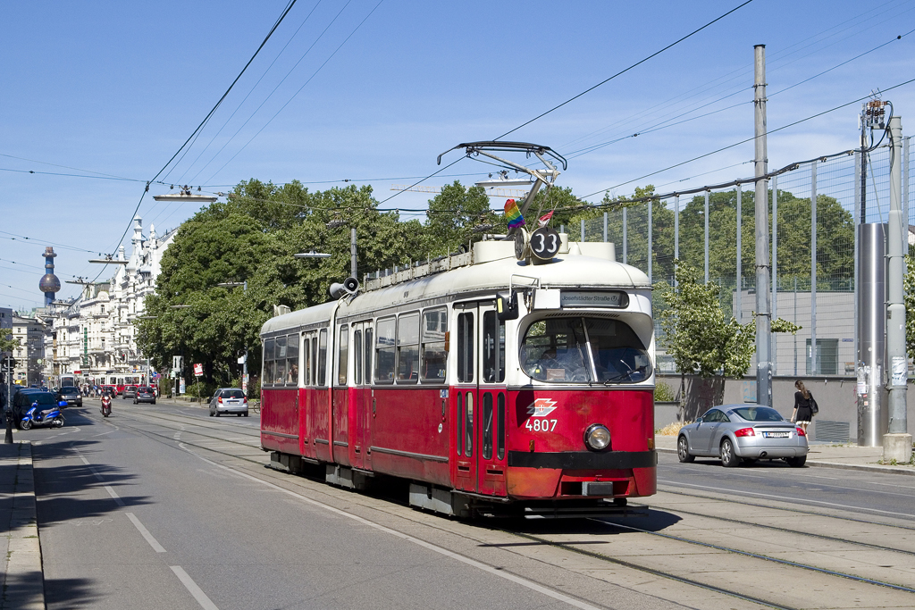 Am 9. Juni 2017 ist E1 4807 als Linie 33 in der Spitalgasse in Richtung Josefstädter Straße unterwegs. Mittlerweile gibt es in Wien generell keine Solo-E1 mehr im Linienbetrieb. 