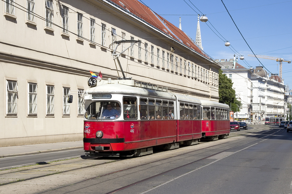 Am 9. Juni 2017 ist E1 4862 gemeinsam mit c4 1354 auf der Linie 43 in der Alser Straße in Richtung Neuwaldegg unterwegs. Mittlerweile wird die Linie 43 nur noch mit Niederflurzügen bedient. 