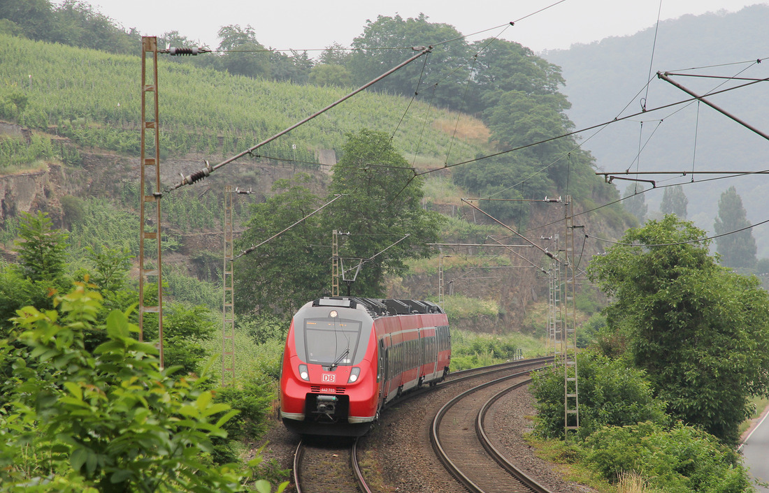 Am 9. Juni 2018 konnte ich zwischen Winningen (Mosel) und Güls dieses Foto von DB Regio 442 203 aufnehmen.
Gruß zurück an den freundlichen Lokführer !