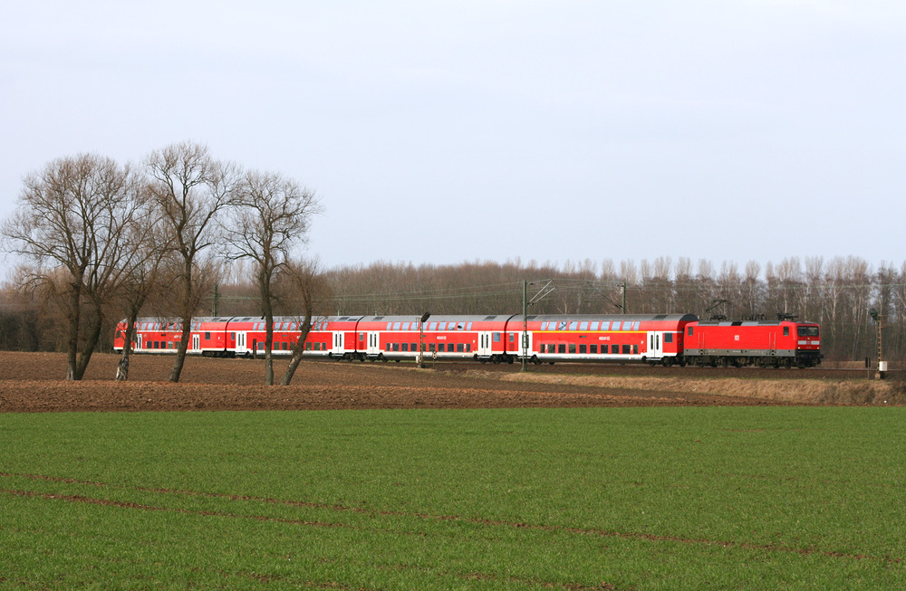 Am 9. März 2012 konnte ich den mit 112 162 bespannten RE 7 südlich von Köln-Worringen ablichten.