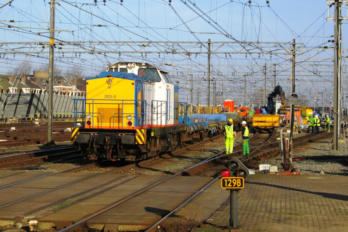 Am 9 März 2015 arbeitet Volker Rail 203-5 in Utrecht Centraal.