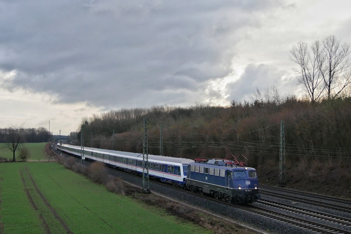 Am 9. März 2019 machte sich die Arminia Bielefeld auf zum Spiel gegen den 1. FC Köln. Als Entlastungszug wurde ein 10 Wagen Zug aus weitgehend n-Wagen gezogen von 110 428 eingesetzt. Aufgenommen wurde der Zug von mir kurz vor Neubeckum. 