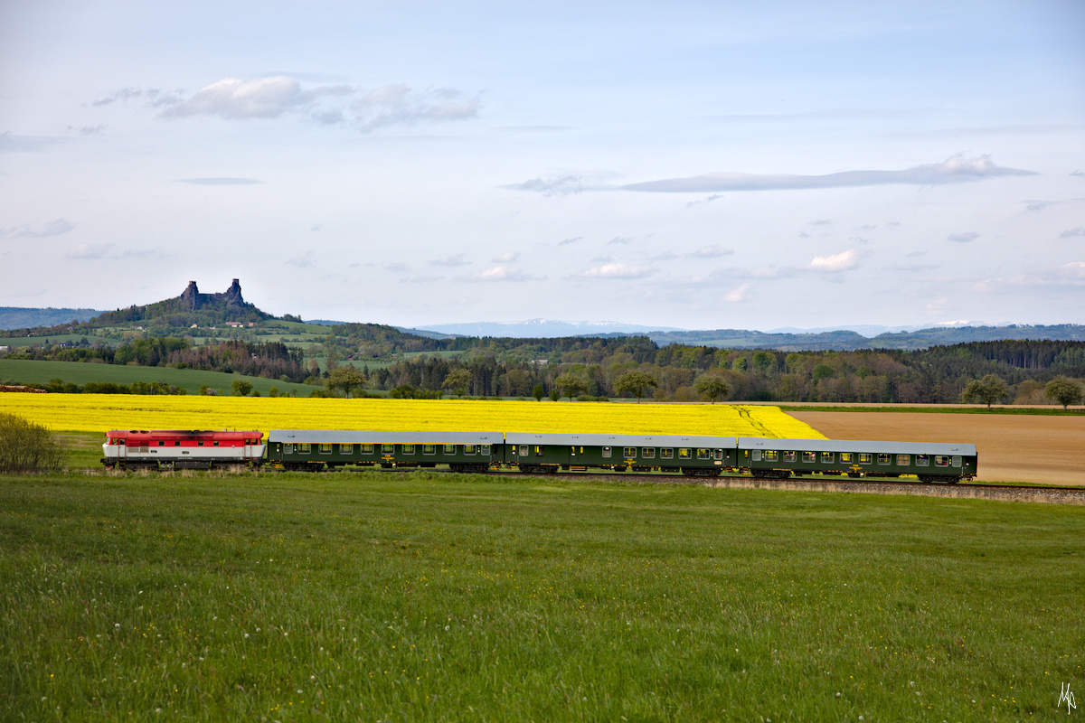 Am 9. Mai 2019 ist die T478 1006 nach Dolní Bousov unterwegs. Im Hintergrund die Ruine der Burg Trosky.
