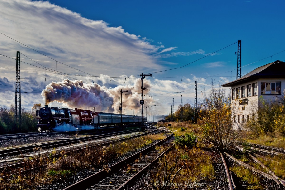 Am 9. November 2013 ging es fr die beiden Dampflokomotiven 01 202 und 01 150 auf Rundfahrt durch Sddeutschland.
Hier wurde der Dampfzug in Breitengbach abgelichtet.
(Wie man an der Vegetation erkennen kann, werden die Abstellgleise nicht mehr befahren und sind stillgelegt.)