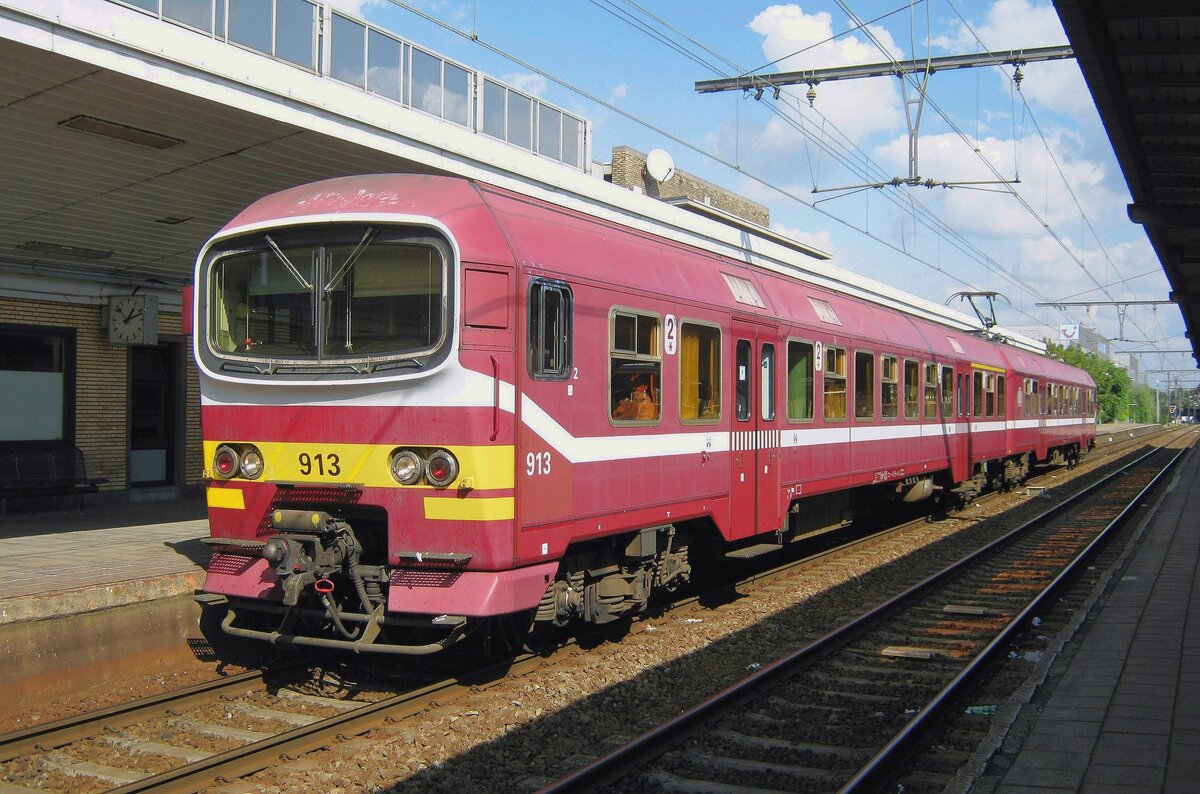 Am 9 September 2009 steht NMBS 913 in Mechelen.