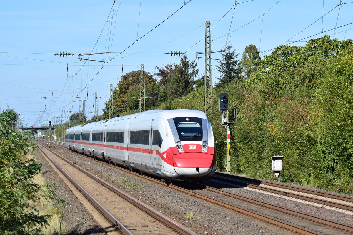 Am 9.10.22 konnte ich endlich ein gutes Bild vom Masken ICE 412 213 in Angermund aufnehmen. Hier auf den Weg von Berlin nach Düsseldorf.

Angermund 09.10.2022