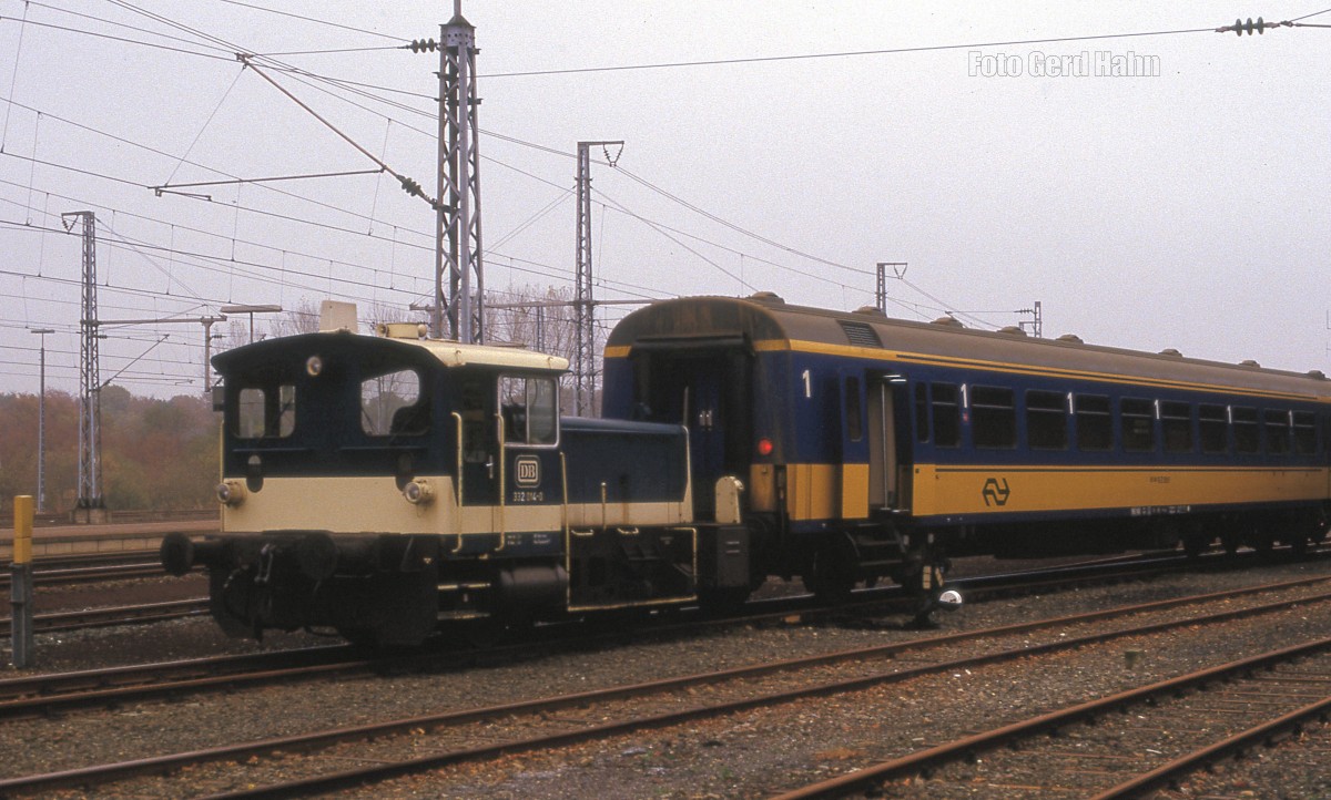Am 9.11.1987 gab es noch eine Rangierlok im Bahnhof Bad Bentheim. 332014 hatte an diesem Tag einen 1. Klasse Wagen der NS am Haken.