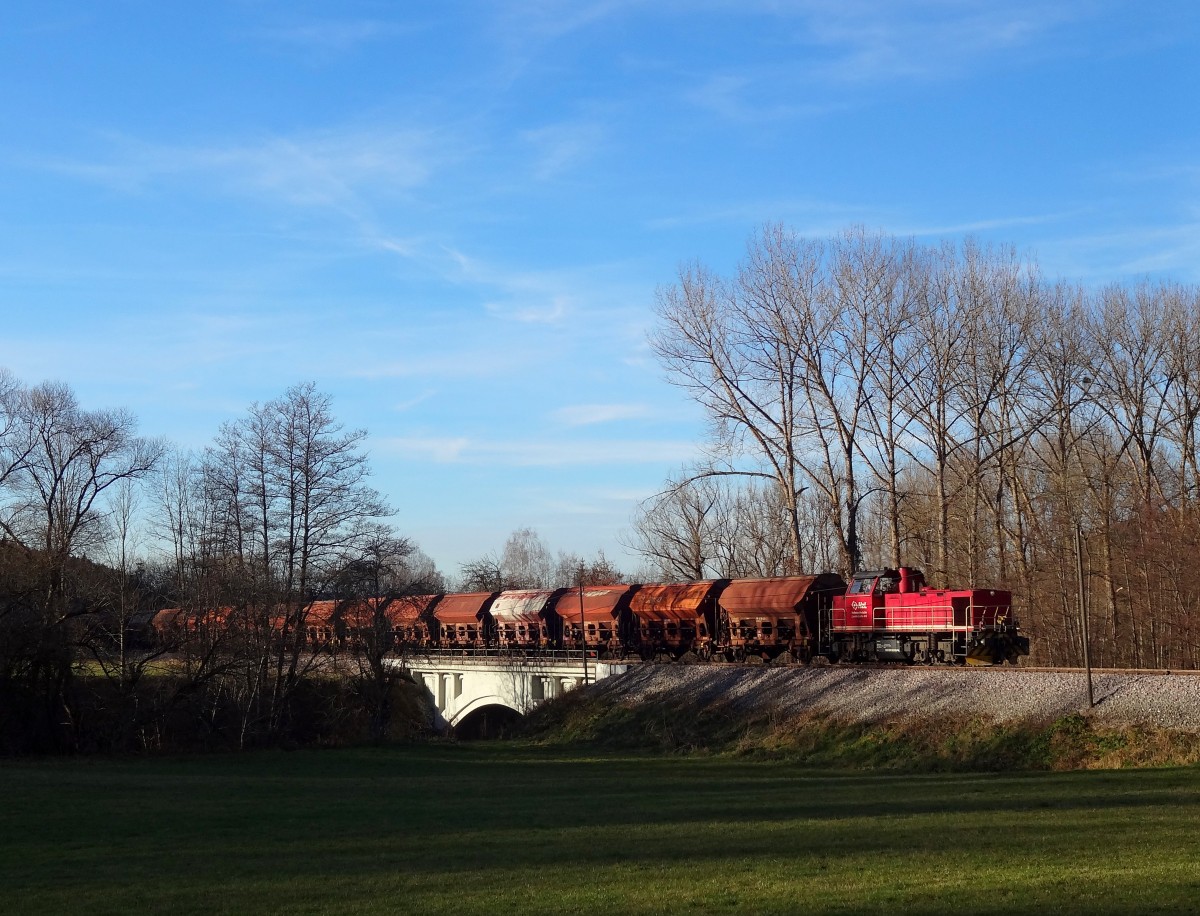 Am 9.12.13 kam der Salzzug der Hohenzollerischen Landesbahn von Stetten bei Haigerloch nach Ulm Rbf mit einer (normalen) Verspätung von etwa einer Stunde vorbei. 
Aufgenommen wurde der Zug am ehemaligen Bahnhof Lindich-Weilheim bei der Überfahrt der Brücke über die Starzel. 