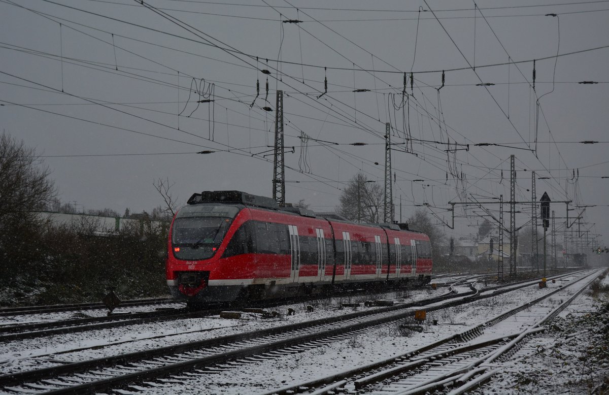 Am 9.12.17 konnte ich am letzten Fahrtag des RB38 unter DB Regio im Schnee ablichten.
Hier brummt 644 031 als RB38 nach Köln Messe/Deutz in den Bahnhof Grevenbroich ein.

Grevenbroich 09.12.2017