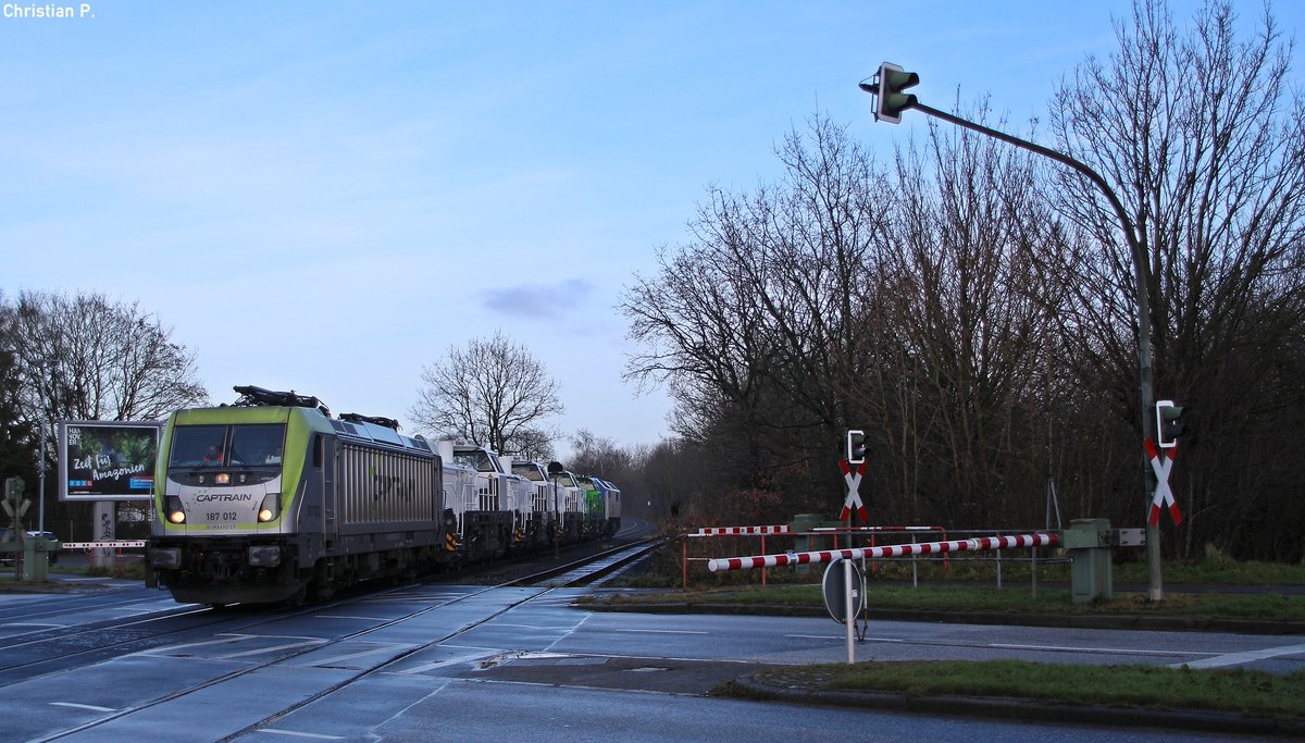 Am 9.12.17 überführte Vossloh-Locomotives aus Kiel-Friedrichsort fünf Brand Diesel-Elektrische loks des Typ DE18 und eine MaK DE2700. 
In Kiel-Suchsdorf wurden 5502225, 5502224, 5502253 abgehängt.
Hier wurde grade der Bahnübergang vor dem Bahnhof passirt.
Die Reihnfolge des DbZ 79865 :
91 80 6 187 012-0 D-CTD
5502221 (Weiß)(Noch keine NVR-Nummer vorhanden)
5502225 (Weiß)(Noch keine NVR-Nummer vorhanden)
5502224 (Weiß)(Noch keine NVR-Nummer vorhanden)
5502253 (Grün-Weiß)(Noch keine NVR-Nummer vorhanden)
92 80 1 251 009-7 D-VL
Diese Zugbildung wurde Allerdings nur bis Kiel-Suchsdorf gefahren, da sich dort das neue Vossloh-Locomotives Werk befindet, da 3 DE18 noch nicht Betriebsfähig sind, mussten sie dort Zurück gelassen werden.
Ab dem 31.12.17 ist das alte Werksgelände der Vossloh-Locomotives GmbH Leerstehend.
Für die 13,3km lange Strecke mit der Streckennummer 9104 (Neuwittenbek - Kiel-Friedrichsort - Vossloh) benötigte der DbZ 79865 105min, da nur V/Max 25 Km/h auf der Seehafen-Kiel eigenen Strecke Zugelassen sind (Mit Ausnahmegenehmigung bis zu 100 Km/h für Testfahrten).
Der von der Captrain Deutschland GmbH 187 012 angeführten Lokzug hatte ein Gesammtgewicht von 537t aufgeteilt auf 100m Zuglänge und 26 Achsen.