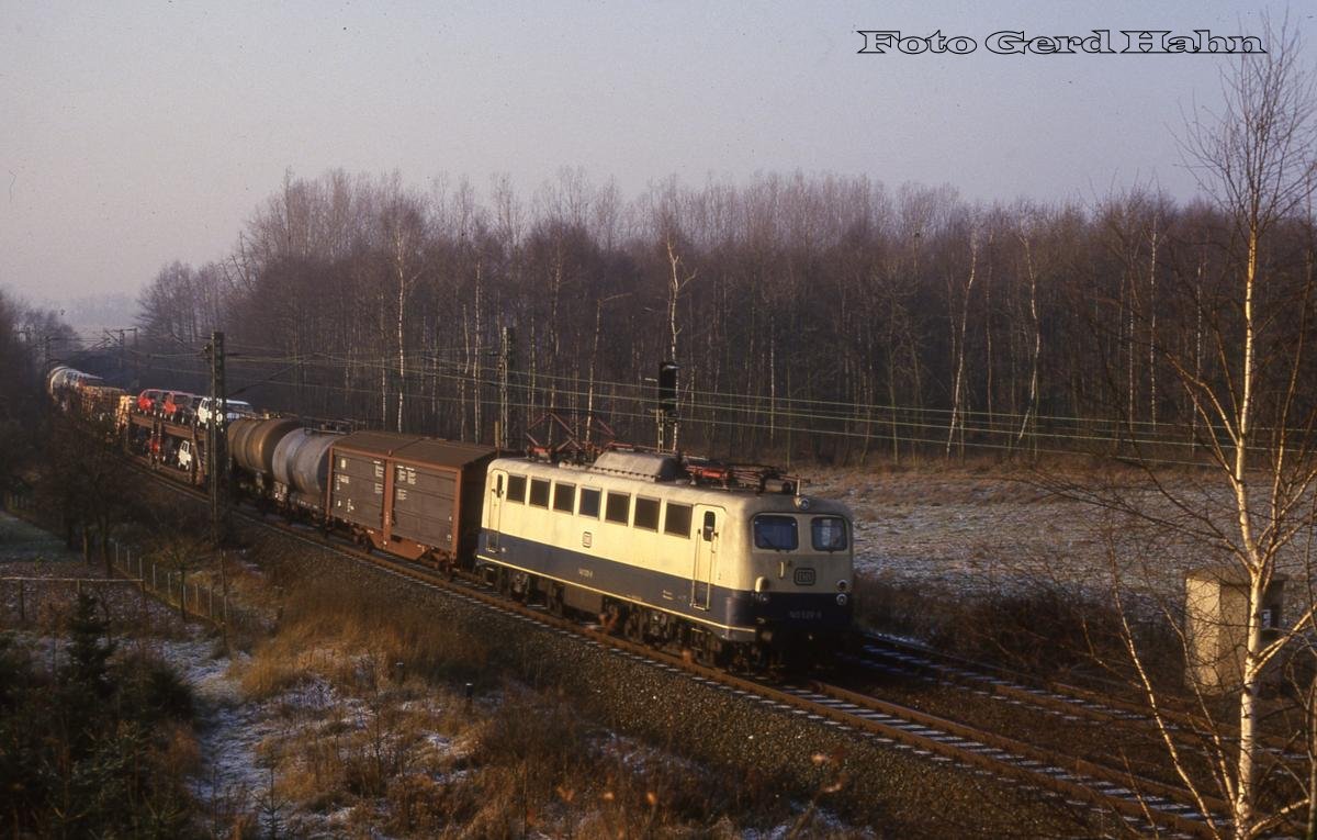 Am 9.12.1987 war noch nicht die Zeit der vielen Ganzzüge, wie man es heute beobachtet. Damals wurden Neuwagen auch noch in gemischten Güterzügen in kleineren Einheiten transportiert. Das sieht man heute sehr selten. Um 14.24 Uhr kam 140529 mit einem solchen Zug durch Osnabrück Hörne in Richtung Osnabrück.