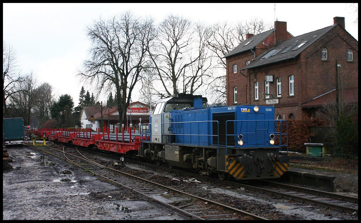 Am 9.12.2007 gab es noch Stahlzüge auf der Teutoburger Wald Eisenbahn. Hier kommt eine nagelneue MAK 1206 Lok der TWE mit einem solchen Zug aus Hanekenfähr durch den Bahnhof Bad Iburg.