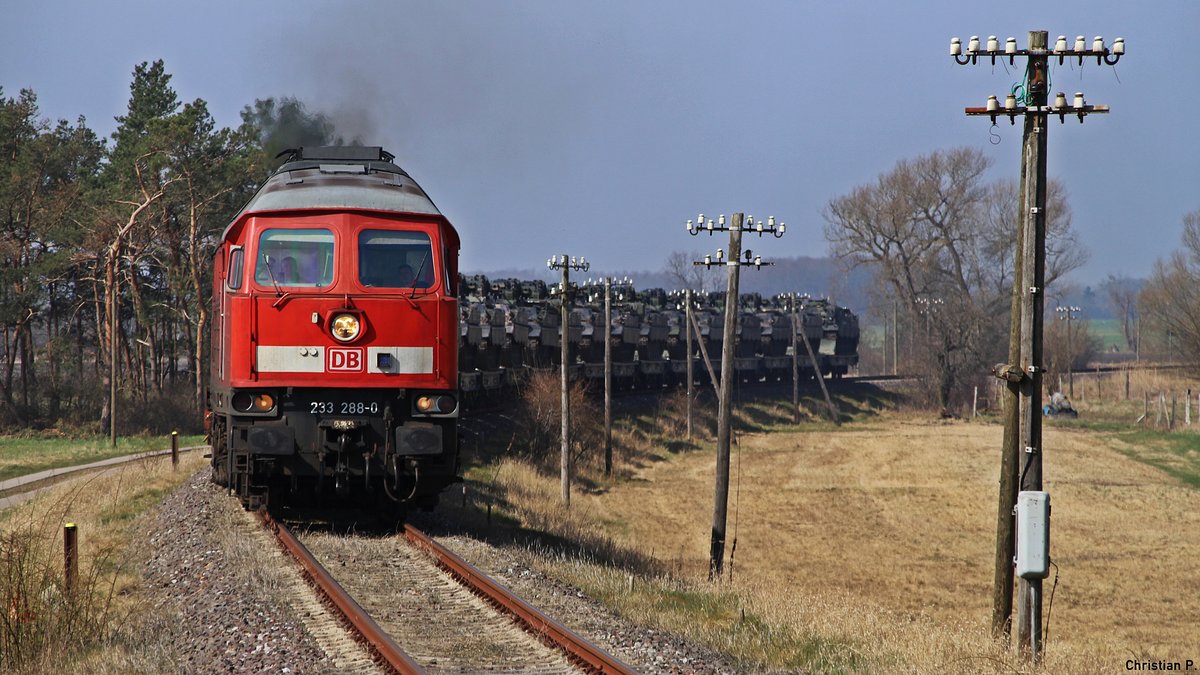 Am 9.4.18 verkerte der M62576 von Sennelager über Magdeburg-Rothensee (Wo auf V-Tracktion umgespannt wurde) zum TrÜbPl (Truppen Übungs Platz) Altengrabow.
Aufgrund von Lokmangel der BR 261 wurde für den 315 Meter langen Zug eine Lok der BR 233 eingesetzt.
Nach dem Umspannen in Magdeburg-Rothensee ist der Zug mit -29 Min. abgefahren, somit standen die Ausgewählten Fotostellen im Perfekten Licht.
Mit -29 ist der Militärzug auf die KBS 259, die seit geraumer zeit der Regio Infra gehört, eingefahren und Setzt die Fahrt über Loburg fort.
Hier ist der Zug im kleinen Örtchen Bahnhof Büden.
Dies ist einer der Letzten streckenabschnitte mit Telegraphenmasten. 
Den Wald und Wiesenbahn scharm den die Strecke einst vermittelte ist seid ca. einem Jahr nurnoch auf 1,5 Km zu spüren, da der Rest der Strecke vollkomen Moderniesiert ist.
