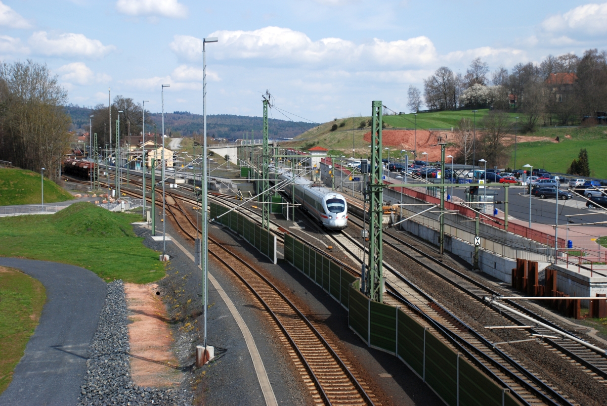 Am 9.4.2016 hat der alte Bahnhof Neuhof nur noch eine Bahnsteigkante für haltende Züge südwärts. Der Bahnsteig für Züge in Richtung Fulda liegt am neu trassierten Streckenstück. Am neu trassierten Gleis Richtung Süden gibt es keine Bahnsteigkante.