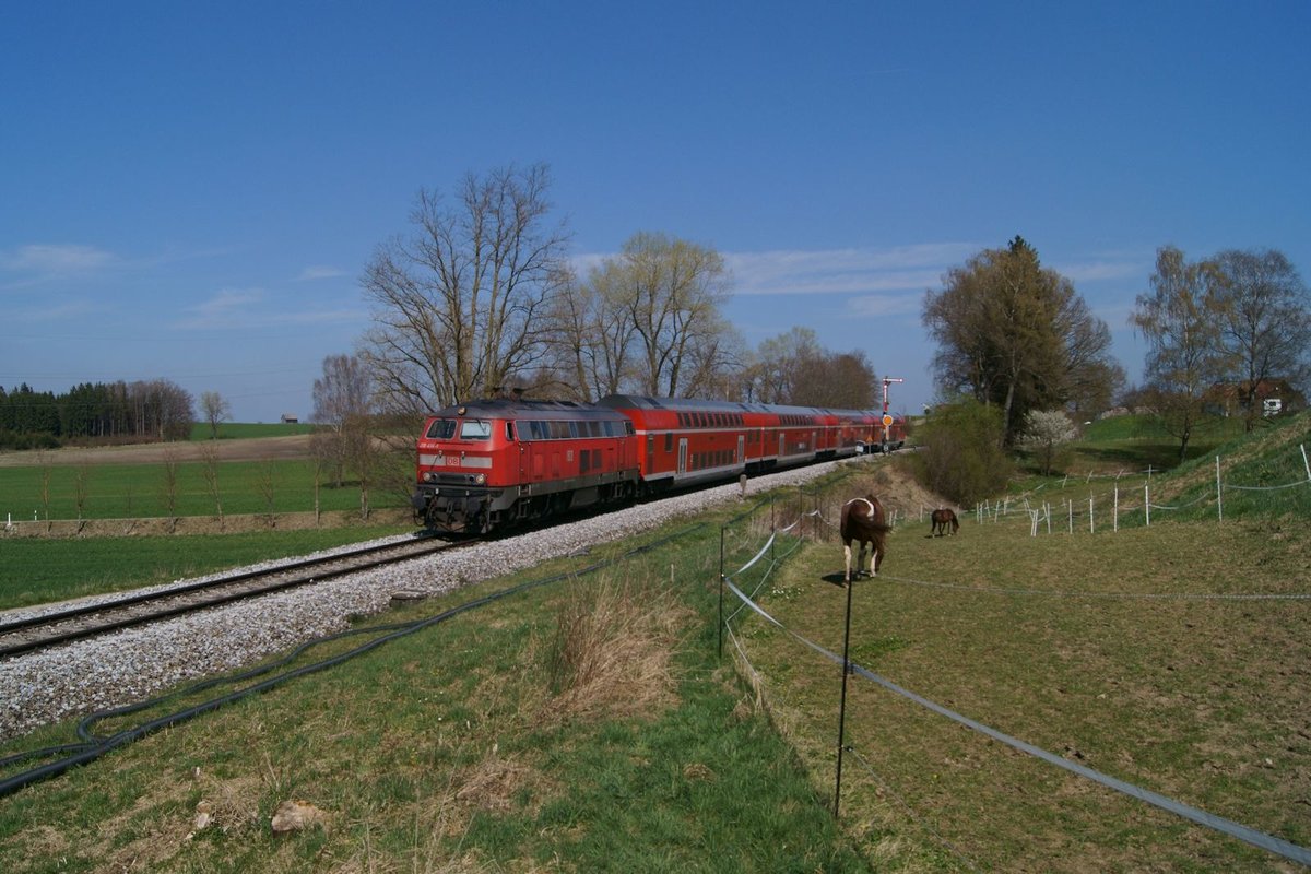 Am 9.4.2017 war 218 414 mit RE 57410 auf dem Weg von München nach Memmingen. Gerade durchfährt er die Ortschaft Kirchstetten.