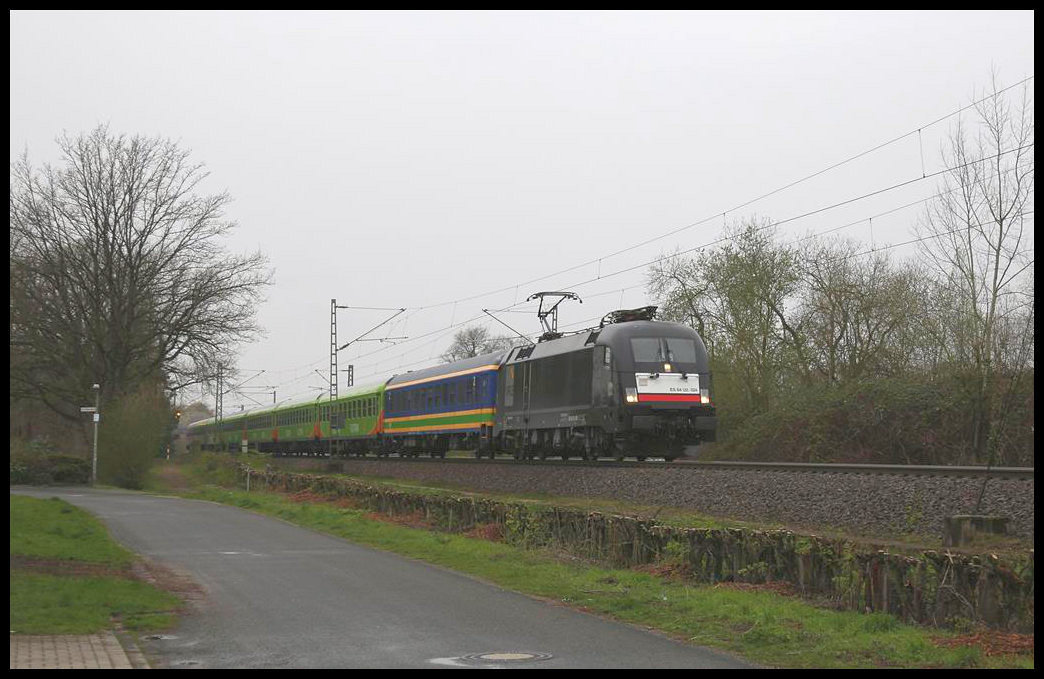 Am 9.4.2019 war um 16.30 Uhr der Flixtrain nach Hamburg Altona hier bei der Durchfahrt in Hasbergen mit dem ES64 U2-024 Taurus bespannt.