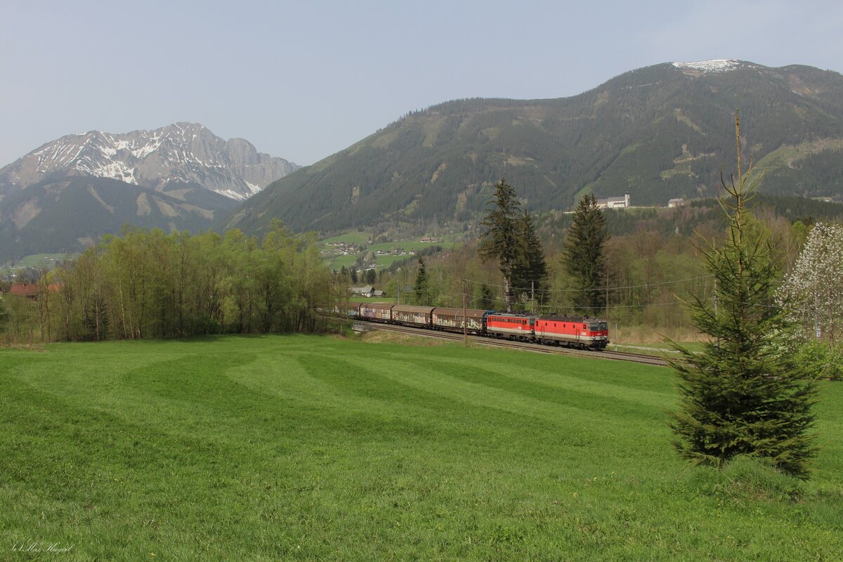 Am 9.4.2024 bringen die 1144 221 und die 1142 684 einen Ganzzug von Gratwein-Gratkorn nach Wels Vbf, wo der Zug von einem anderen Triebfahrzeug übernommen wird.
Hier fährt der mit Papier beladene Ganzzug durch den Bahnhof Frauenberg an der Enns.