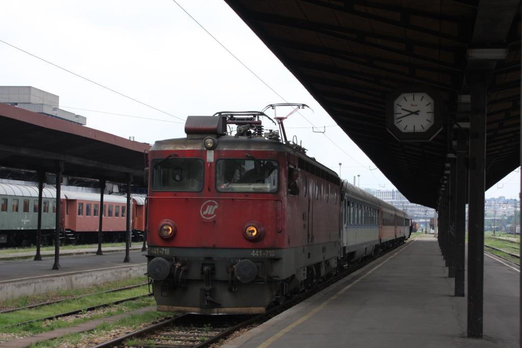 Am 9.5.2010 fuhr ich mit diesem Schnellzug von Subotica nach Belgrad.
Zuglok war die 441-710, hier bei der Ankunft in der serbischen
Hauptstadt Belgrad am Bahnsteig des Kopfbahnhofes.