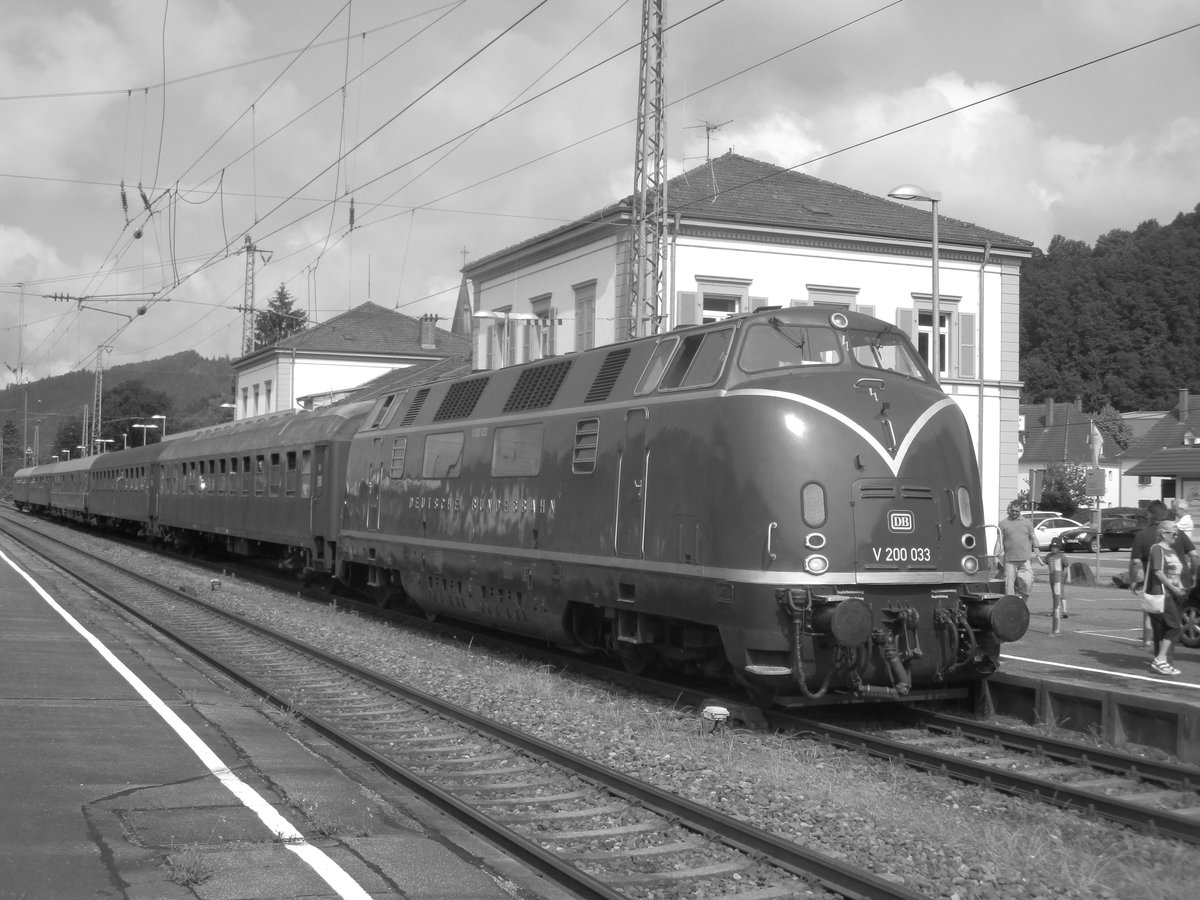 Am 9.6.2018 gab es eine Richtige knaller fahrt mit Dem UEF Historischer Dampfschnellzug und Hammer V200 033 von Stuttgart über Böblingen,Freudenstadt,Hausach nach Donaueschingen eine unvergessliche Fahrt dieses Foto zeigt die V200 in Hausach 
