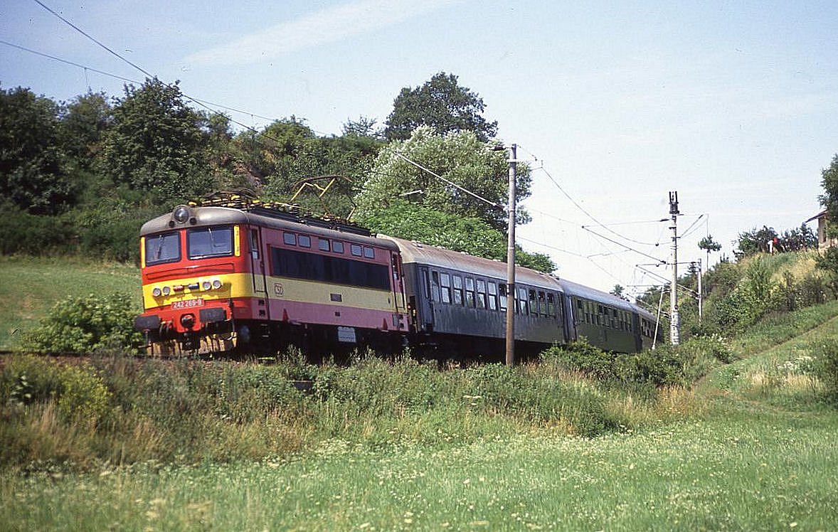 Am 9.7.1992 nahm ich den Schnellzug 8025 nach Budweis um 13.50 Uhr zwischen Srby und Nepomuk auf. Die Zuglok 242269 hatte gerade einen neuen Farbanstrich bekommen.