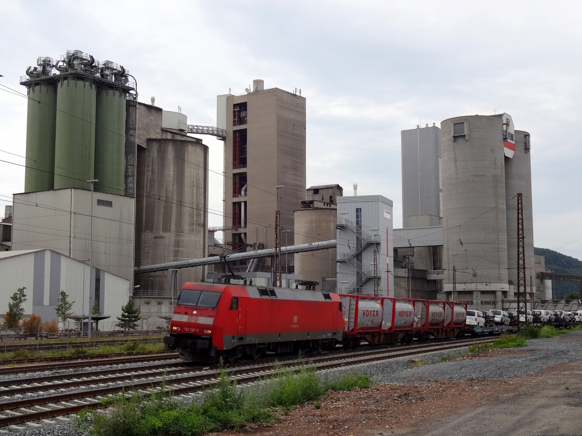 Am 9.8.13 wurde mal wieder das Maintal besucht. Auch wieder ohne Main, wurde Karlstadt aufgesucht. Bei dem Weg dorthin konnten wir eine interessante Stelle ausfindig machen. 152 145 fuhr mit ihrem KLV an den markanten Türmen des Zementwerks vorbei.