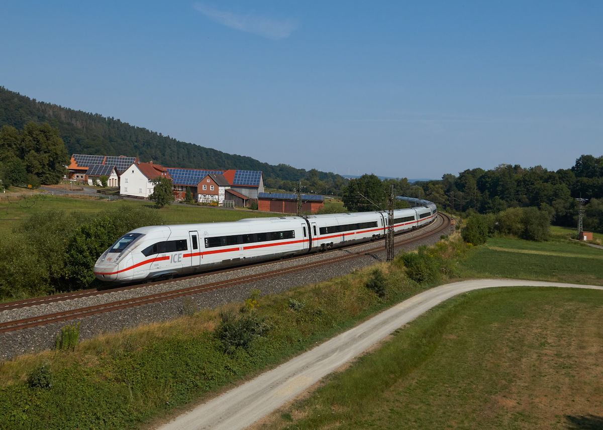 Am 9.8.2020 war ICE-Triebzug 9008 als ICE 595 auf dem Weg von Berlin über Frankfurt und Stuttgart nach München. Bei Hermannspiegel schlängelte er sich dabei durch die Vorderrhön und wird in etwa 15 Minuten Fulda erreichen.
