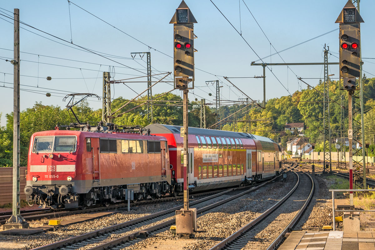 Am 9.8.22 fuhr 111 055 mit einem Doppelstockzug aus Ingolstadt an Ausfahrsignalen P003 und P004 vorbei in Treuchtlingen ein.
