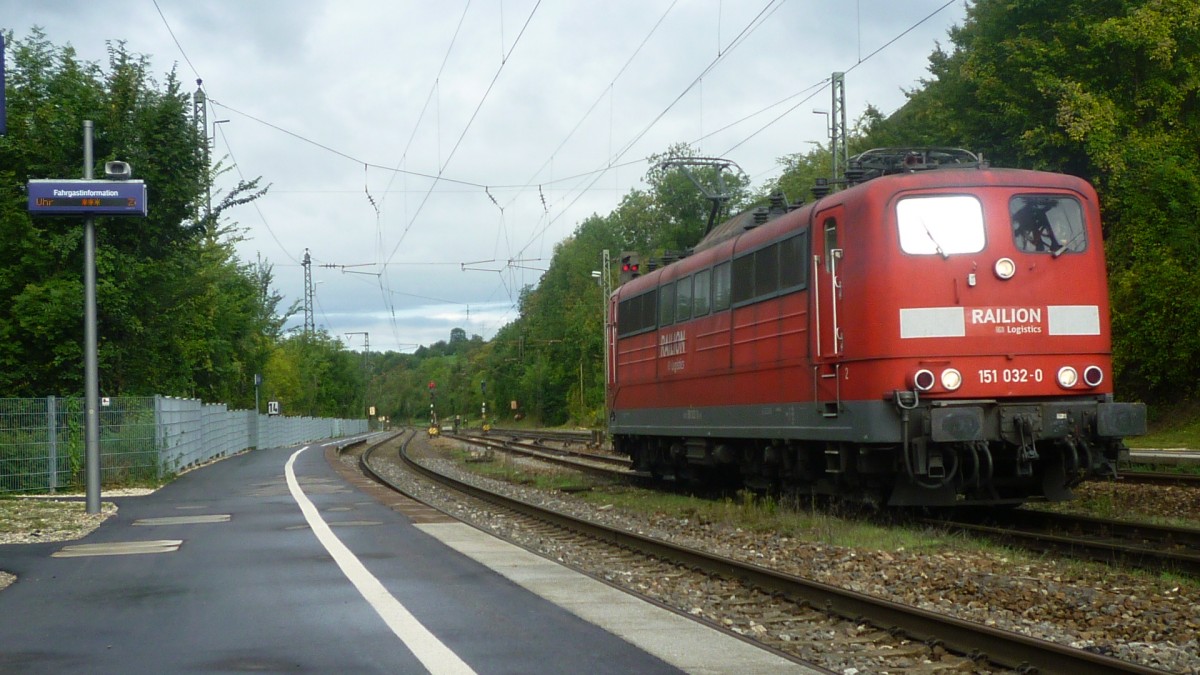 Am 9.9.2011 wurde die 151 032 zum Schubdienst an der Geislinger Steige verdonnert. 
Hier steht die Lok im Bahnhof Geislingen West und wartet auf einen Containerzug, welcher mit der Edelweiß 185 bespannt war. 