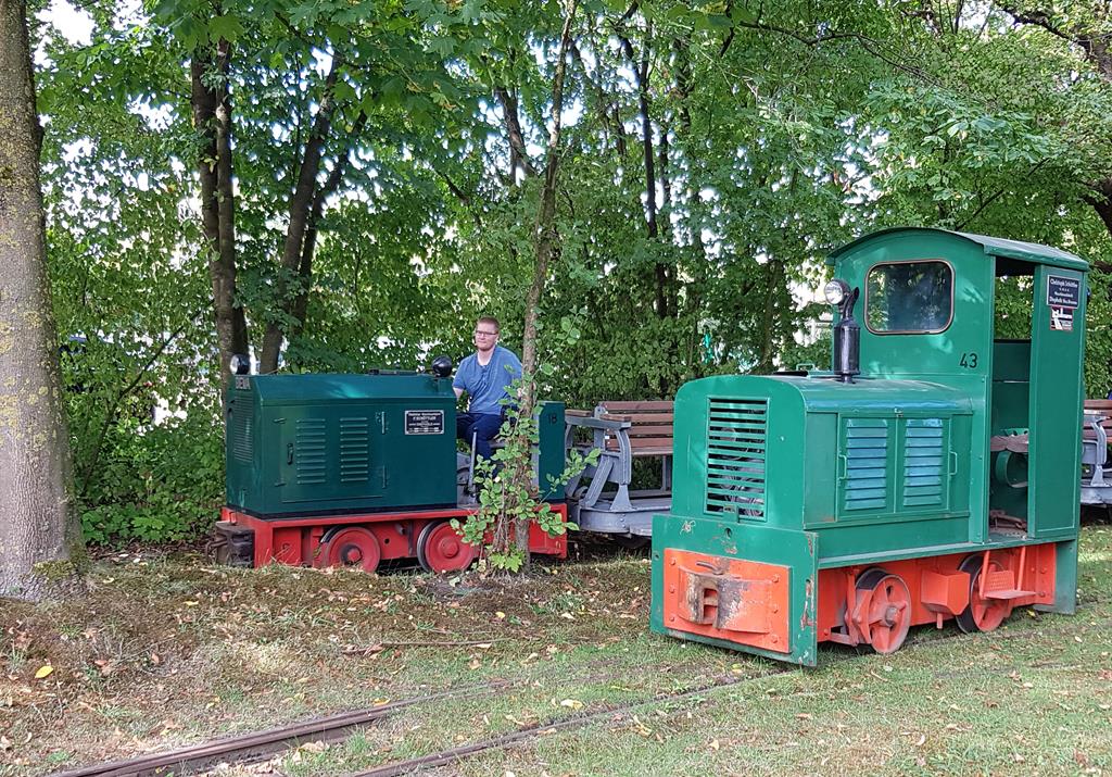 Am 9.9.2018 war wieder einmal Besuchertag im Westfälischen Feldbahn Museum der Eisenbahn Freunde Lengerich. Der eingesetzte Feldbahnzug passiert hier gerade Lok 43, Schöma, Baujahr 1937!