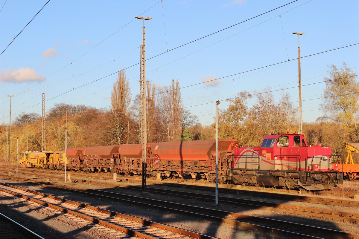 Am 9.November 2013 wartete BBL 214 013 mit einem Bauzug in Elze(Han).