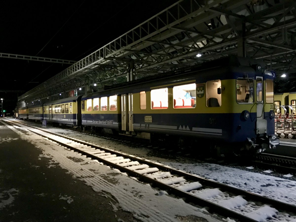 Am Abend vom 1.12.17 kurz vor 18 Uhr kam dieser 4 Teilige Zug mit dem ABeh 4/4 I 310 und ohne Gelenksteuerwagen in Lauterbrunnen an.
