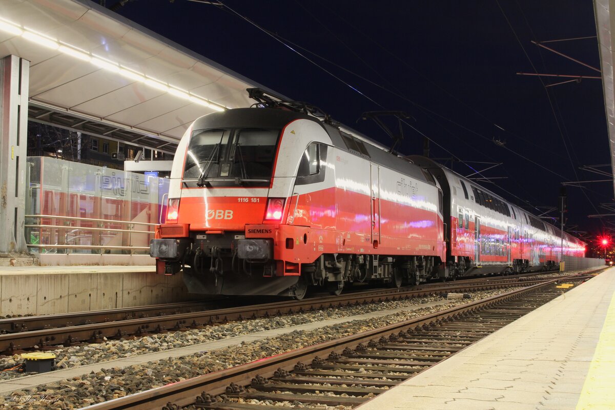 Am Abend 17.3.2024 brachte die 1116 181 den REX2257 von Znojmo nach Wien Meidling und wartet hier auf das Abstellen in Richtung Wien Matzleinsdorf.