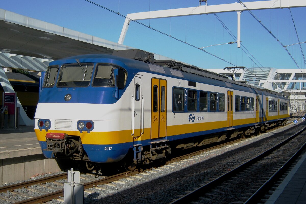 Am Abend von 2 Juni 2012 steht NS 2117 als Sprinter nach Ede-Wageningen abfahrtbereit in Arnhem.