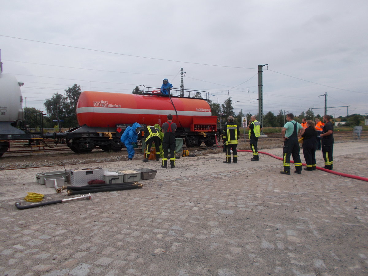 Am Abend vom 27.Juli 2019 mußten die Feuerwehren Bergen,Buschvitz,Sehlen und Patzig zur einer Bahnübung,am Bahnhof Bergen/Rügen,ausrücken.Dabei wurde ein Leckschaden,mit Austritt von giftigen Stoffen,an einem Kesselwagen simuliert,dafür wurde der Leckagenwagen 80 80 973 6 003-2 vom DB Ausbildungszug genommen.