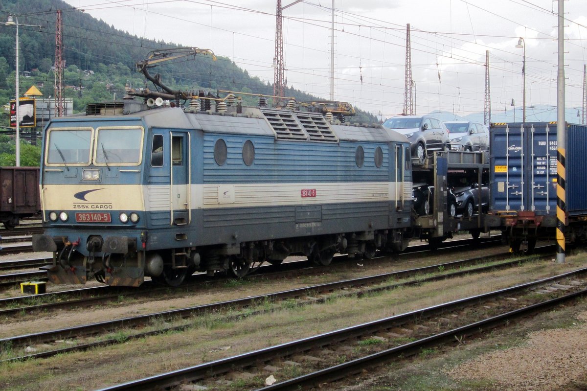 Am Abend von 29 Mai 2015 setzt sich ZSSK 363 140 vor ein KIA PKW-Zug in Zilina.