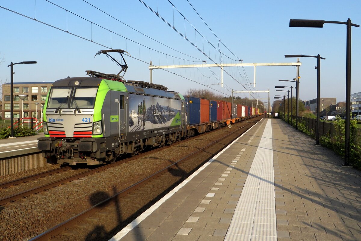 Am Abend von 5 April 2023 durchfahrt BLS 475 421 mit ein KLV Tilburg-Reeshof.
