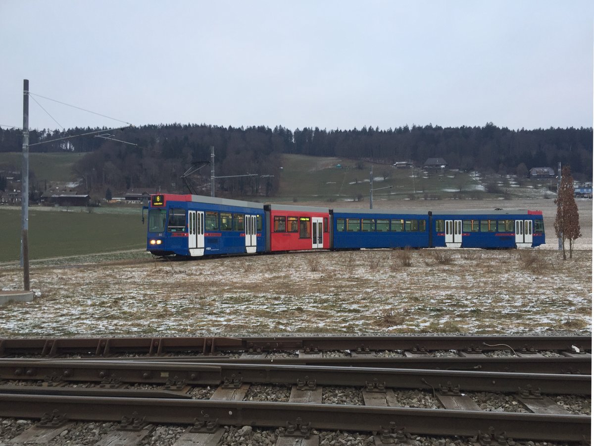 Am Abend ab 21 Uhr sowie am Sonntagmorgen bis 8 Uhr wendet jeder zweite Tramkurs der Bernmobil-Linie 6 bereits in Gümligen Siloah. Das Bild zeigt den RBS-Be 4/10 86 am Morgen des 14. Februar 2021 in der Wendeschleife Siloah (aufgenommen von der Strasse aus).