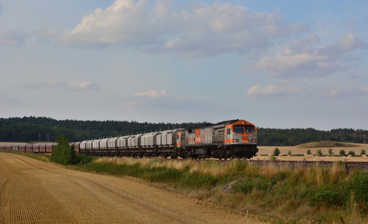 Am Abend brummt der Tiger 250 010 mit dem VPS Kalkzug durch Börnecke in Richtung Blankenburg.

Börnecke 28.07.2019